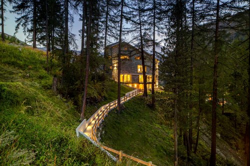 Figure 1, Hôtel Cervo dans son écrin végétal, à Zermatt. Source : https://cervo.swiss/